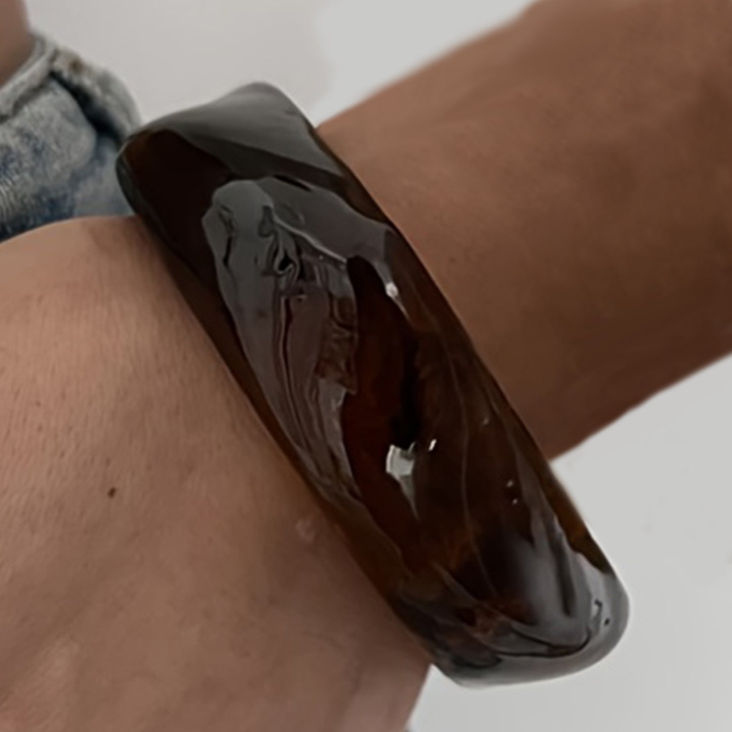 Pulsera acrílico café