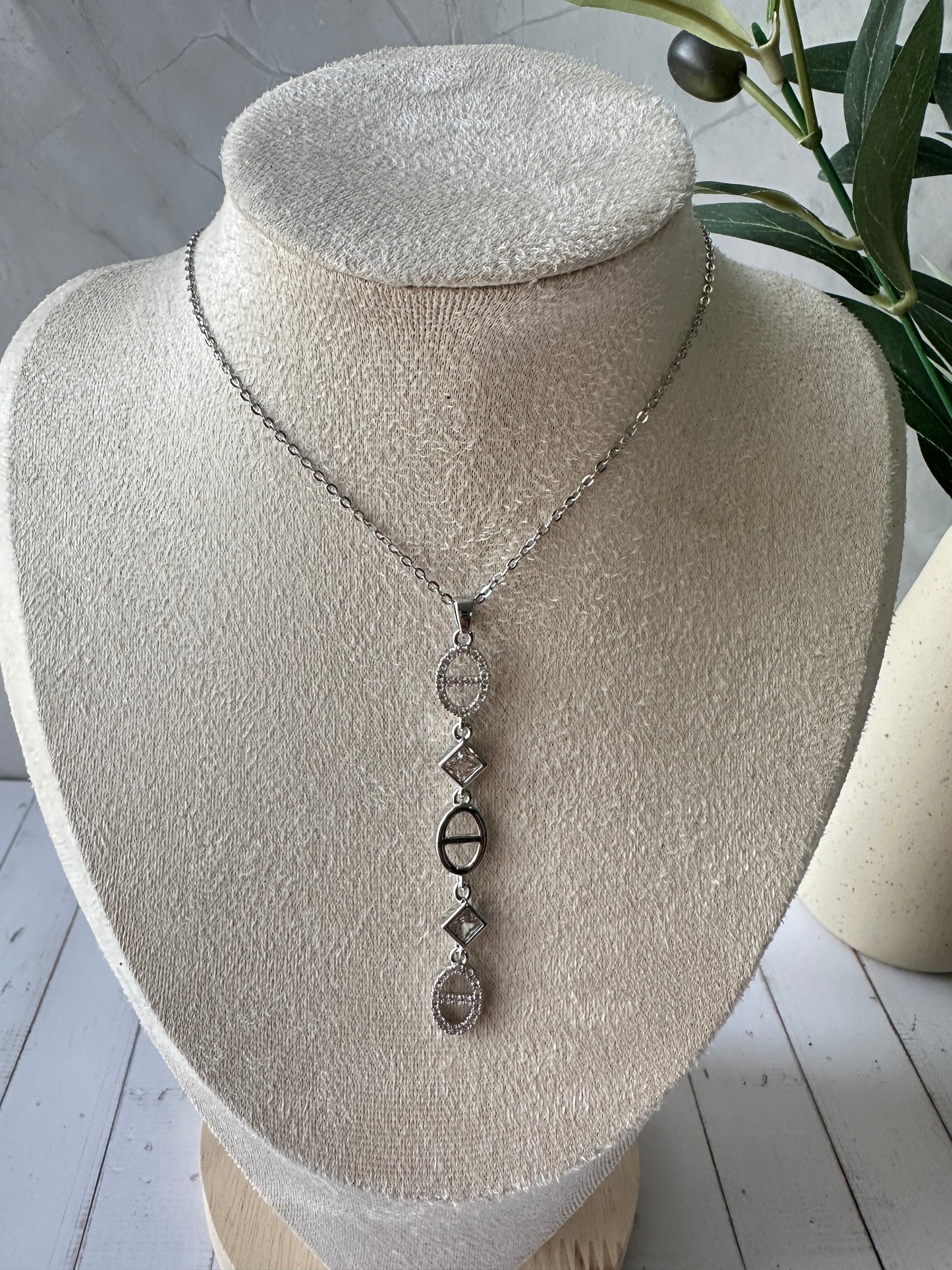 Collar corbatero brillante plata