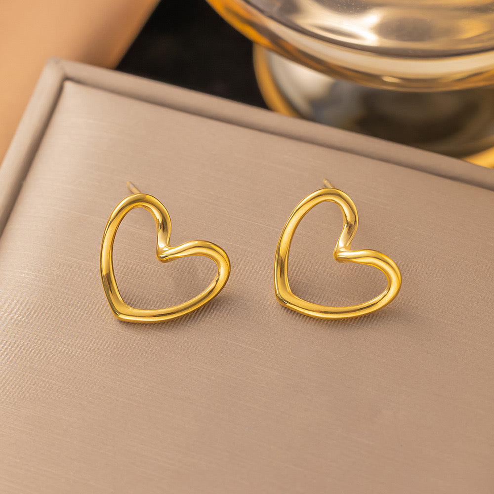 Aretes corazón contorno dorado