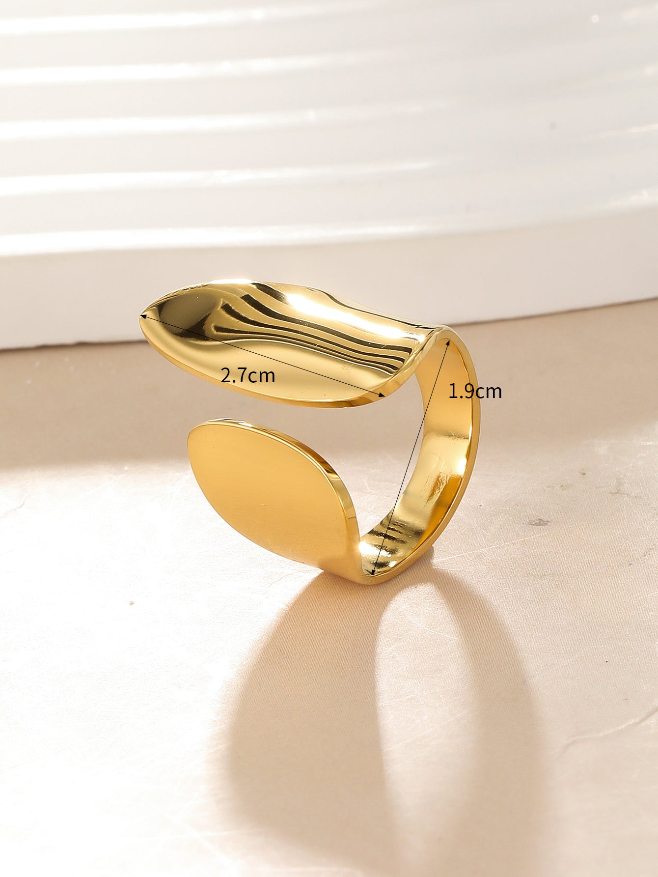 Anillo chuncky dorado alargado