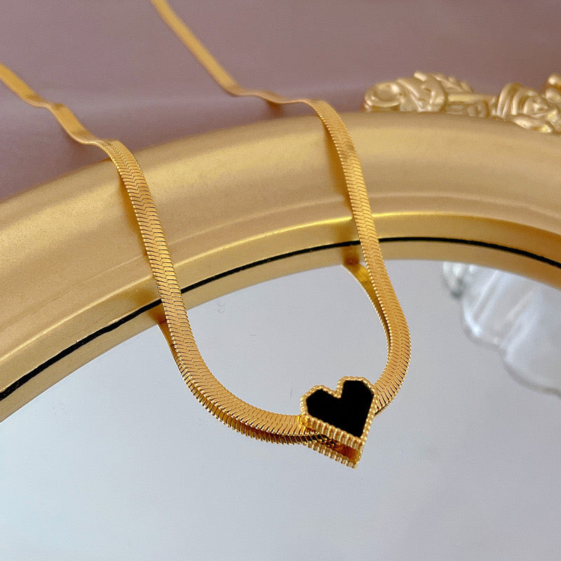 Collar planchado corazón negro