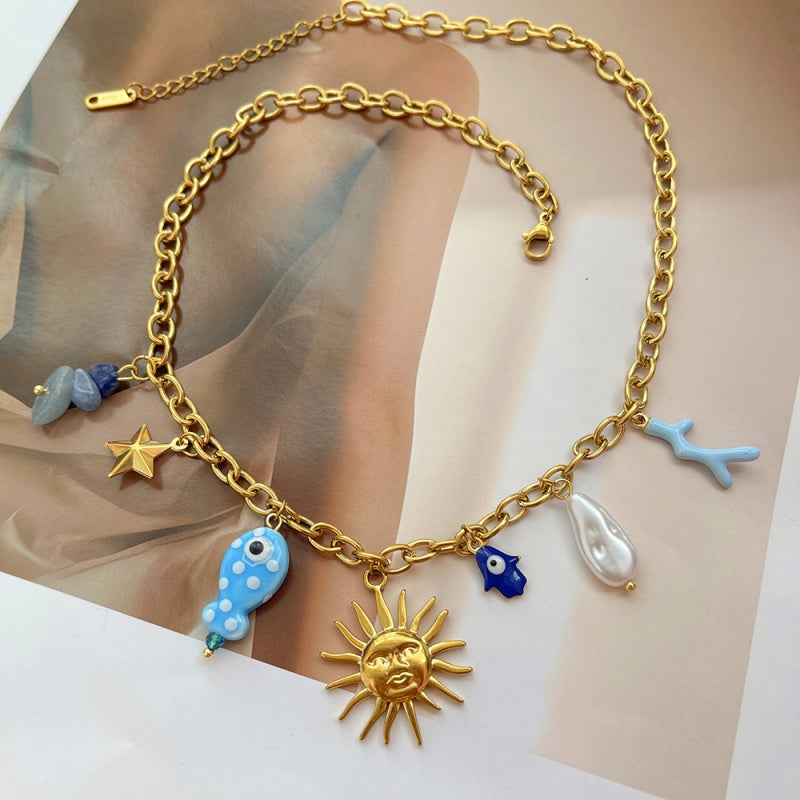 Collar de sol con pez azul