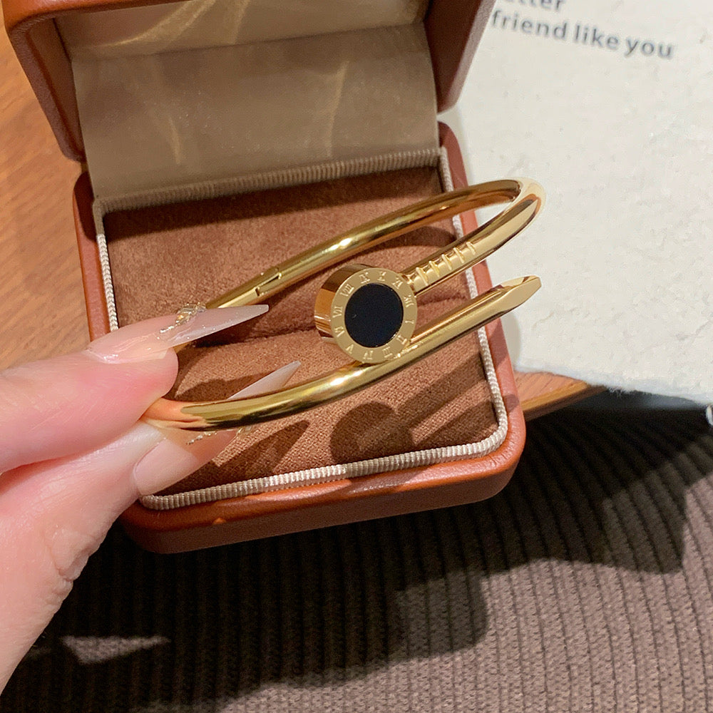 Pulsera tipo clavo con círculo negro