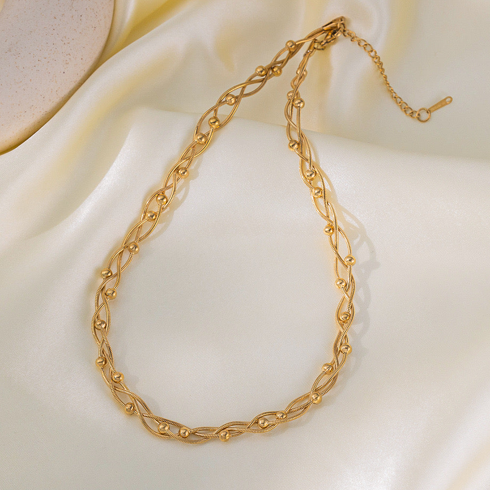 Collar trenzado de bolitas en dorado