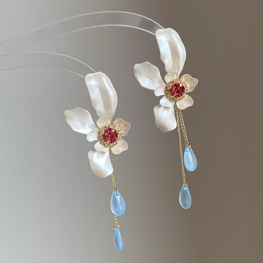 Aretes flor maxi blanca con azul