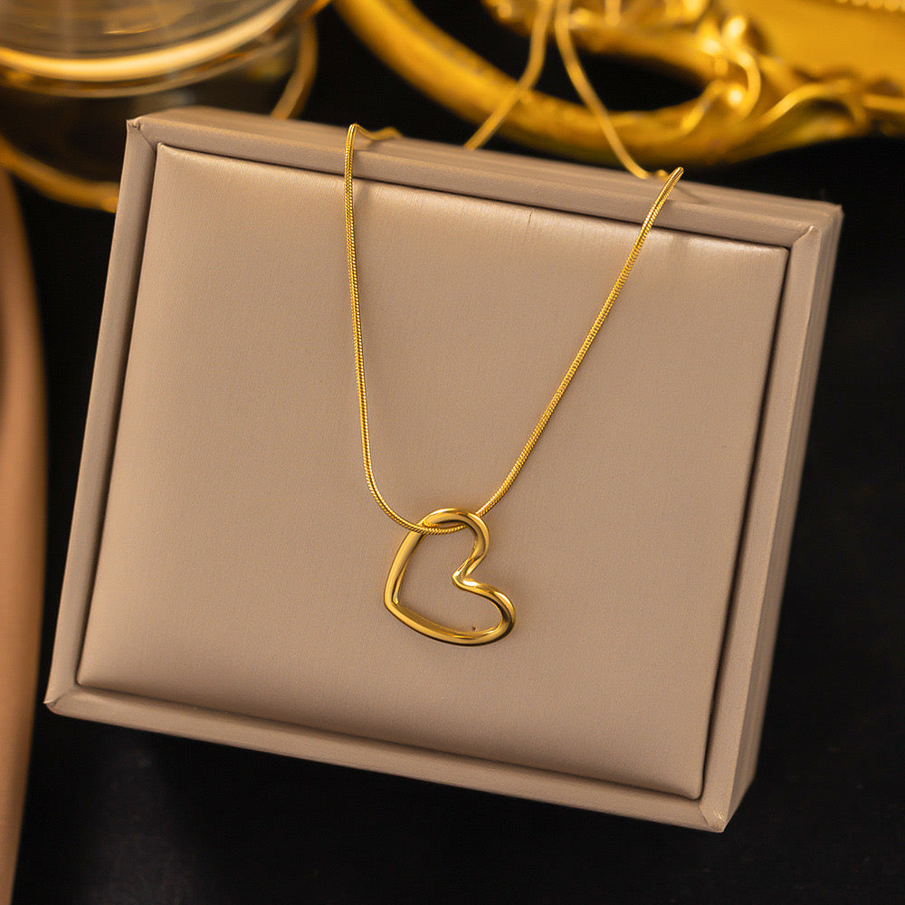 Collar corazón enlazado sencillo dorado