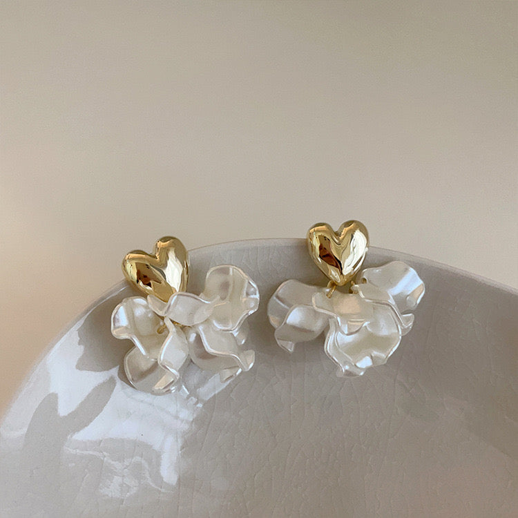 Aretes pétalos con corazón dorado
