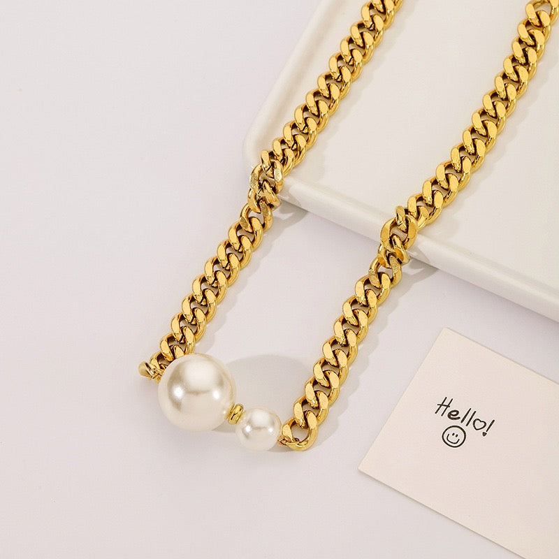 Collar chuncky con perlas al centro