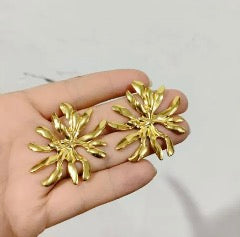 Aretes flor despeinada