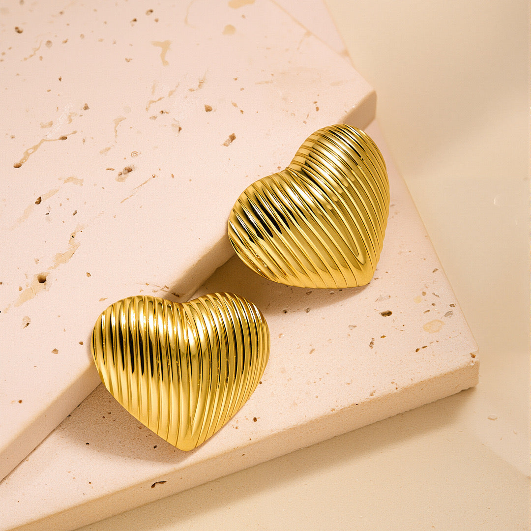 Aretes corazón rayas finitas