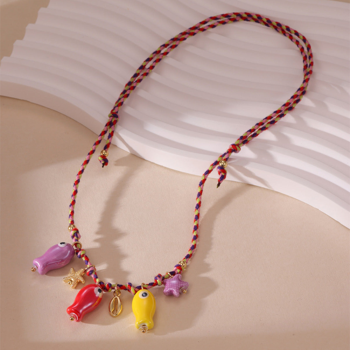 Collar de hilo con dijes de cerámica