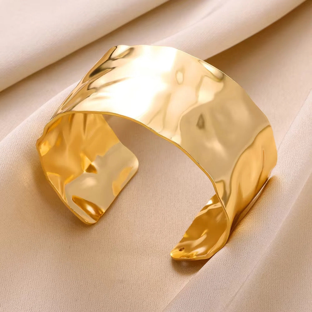 Brazalete con brillo y diseño