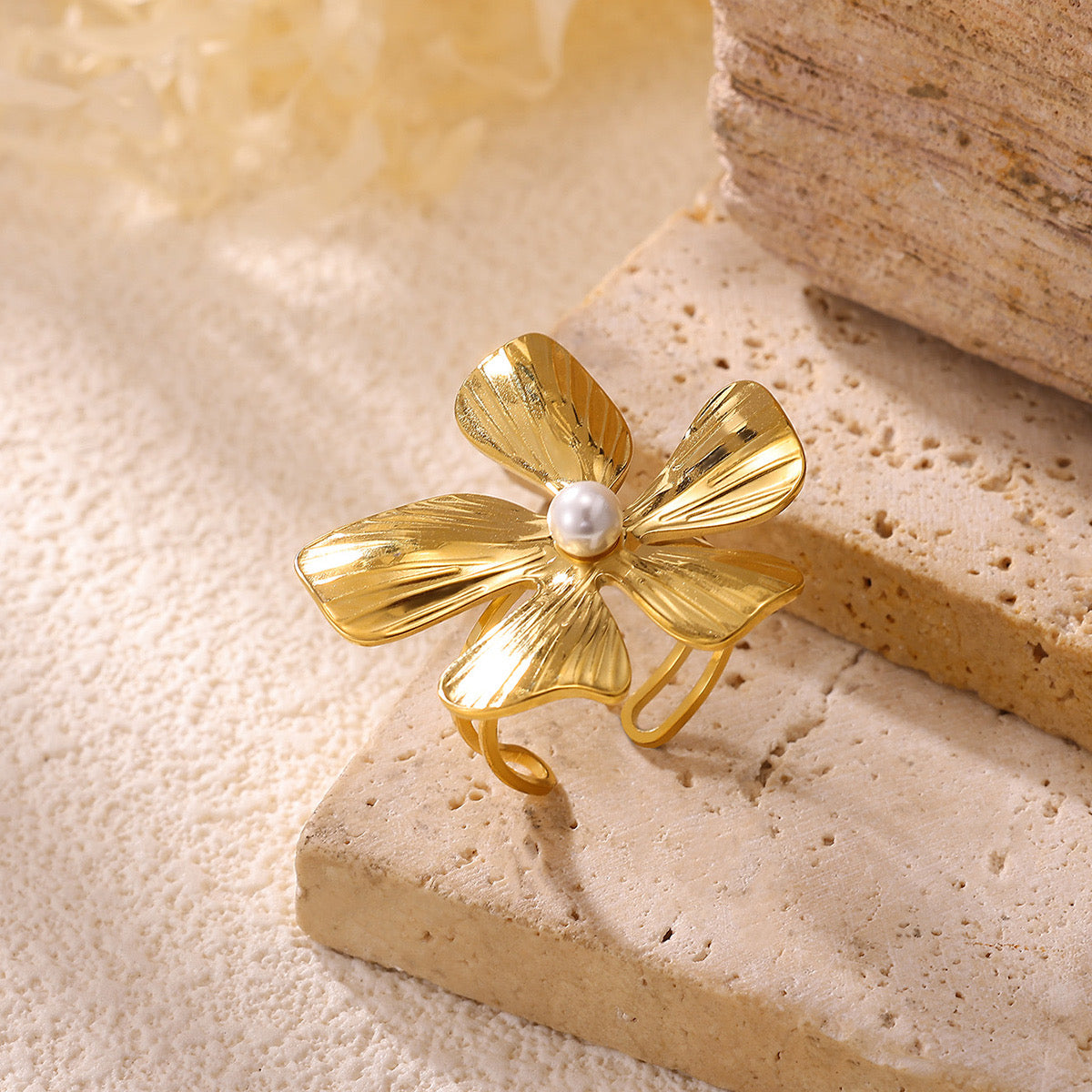 Anillo flor con perla