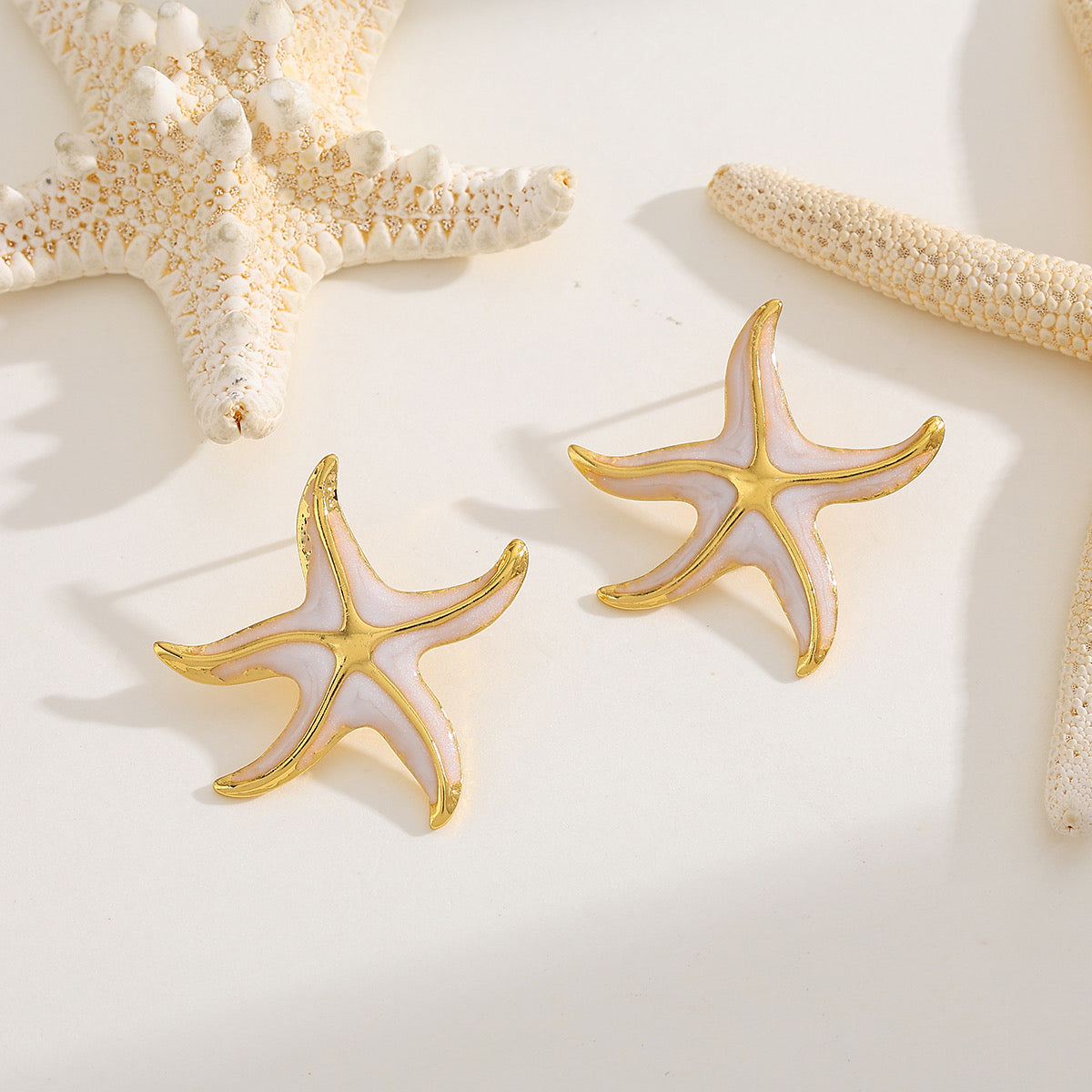 Aretes estrella de mar blanca