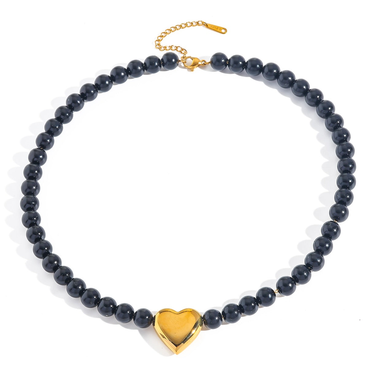 Collar de cuentas negras con corazón