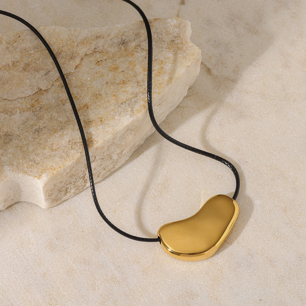 Collar hilo negro