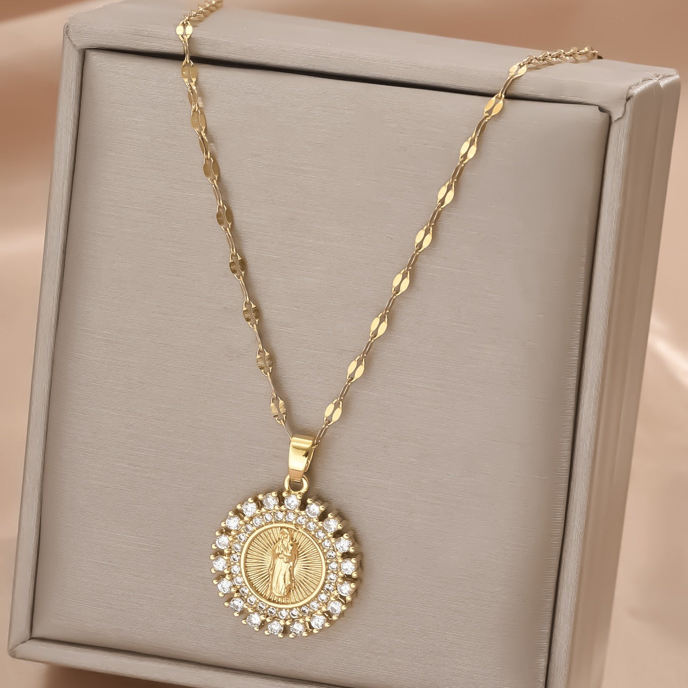 Collar religioso redondo