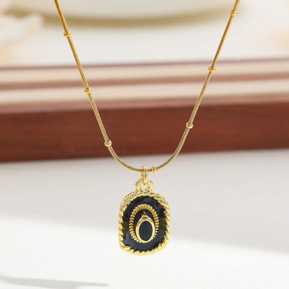 Collar sombrero negro