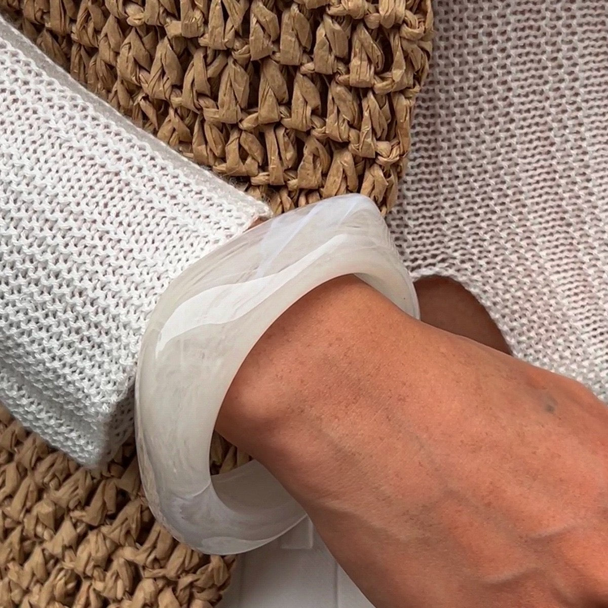 Pulsera de resina blanca