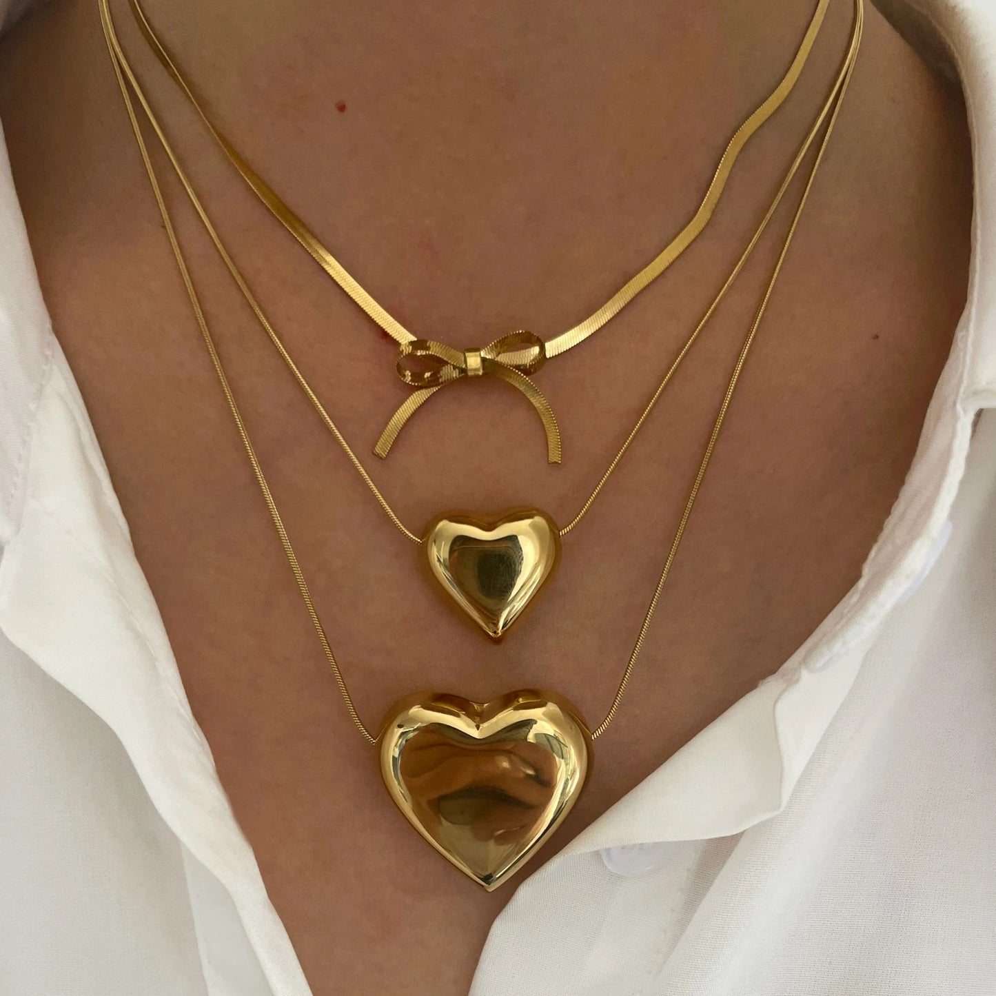 Collares moñito y corazones globo