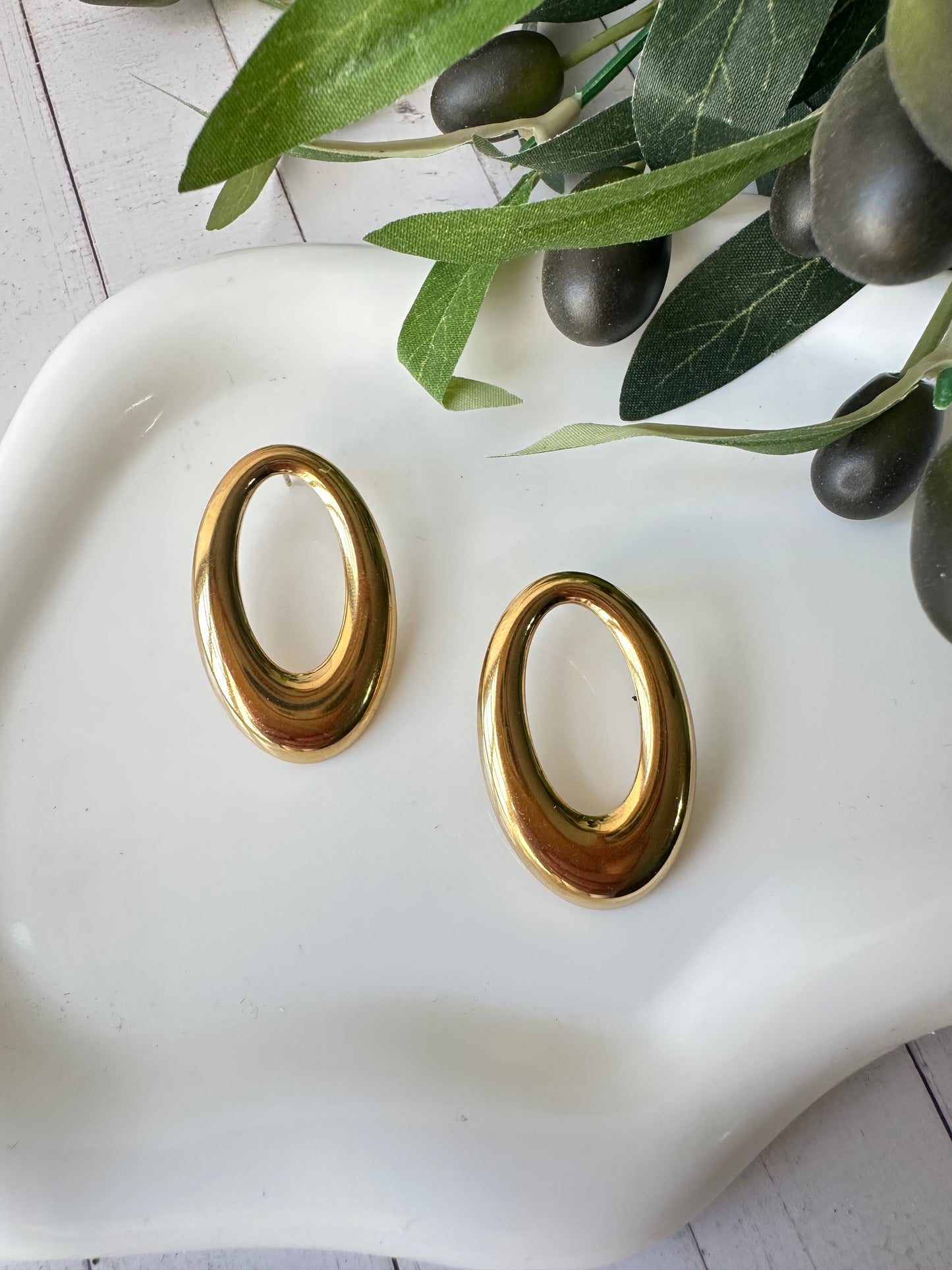 Aretes oval elegante dorado
