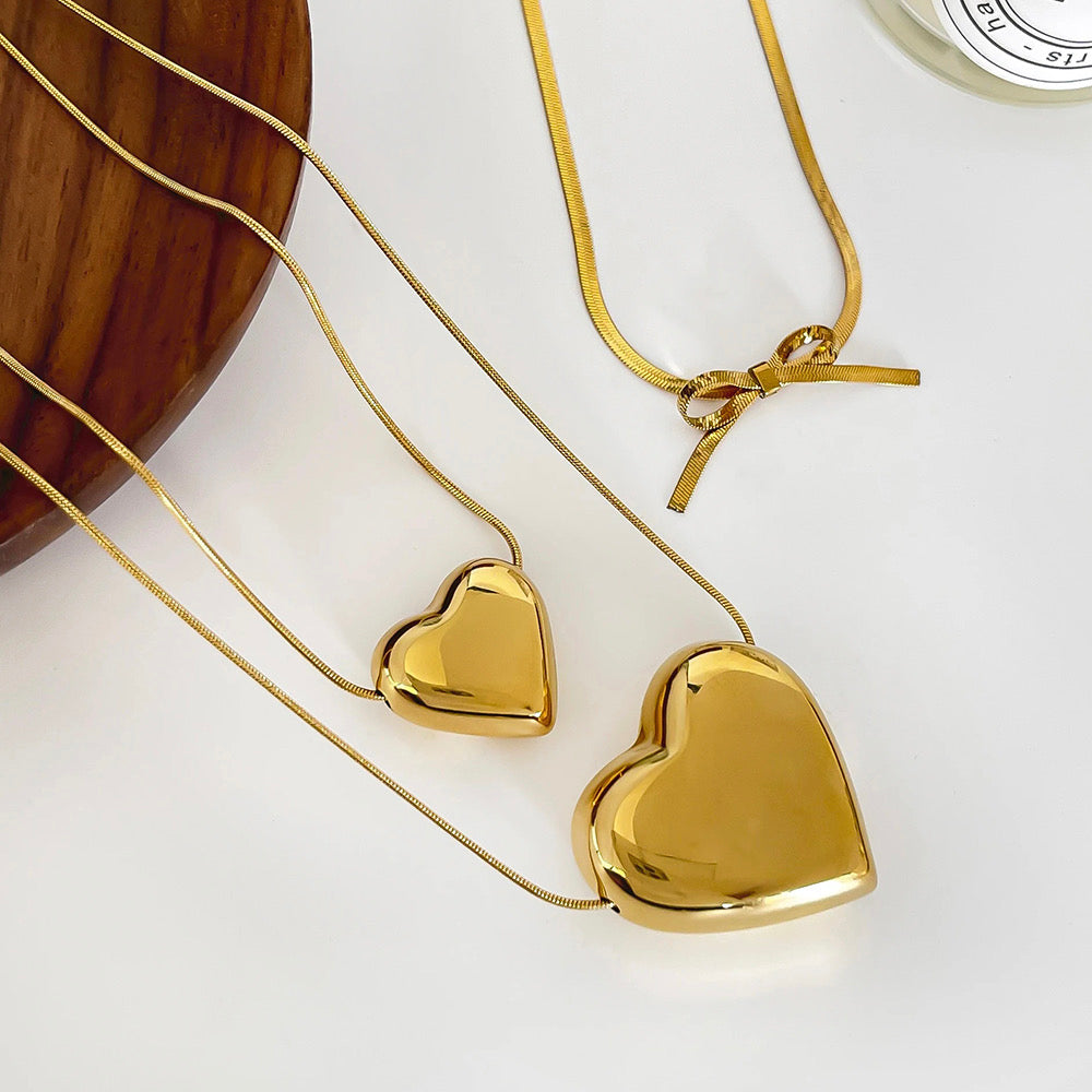 Collares moñito y corazones globo