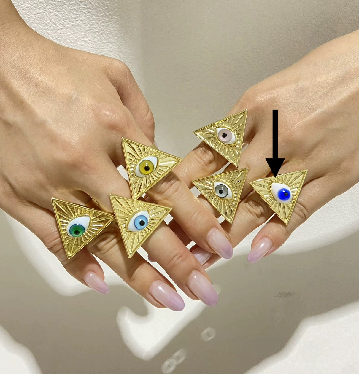 Anillo triángulo con ojo de cristal