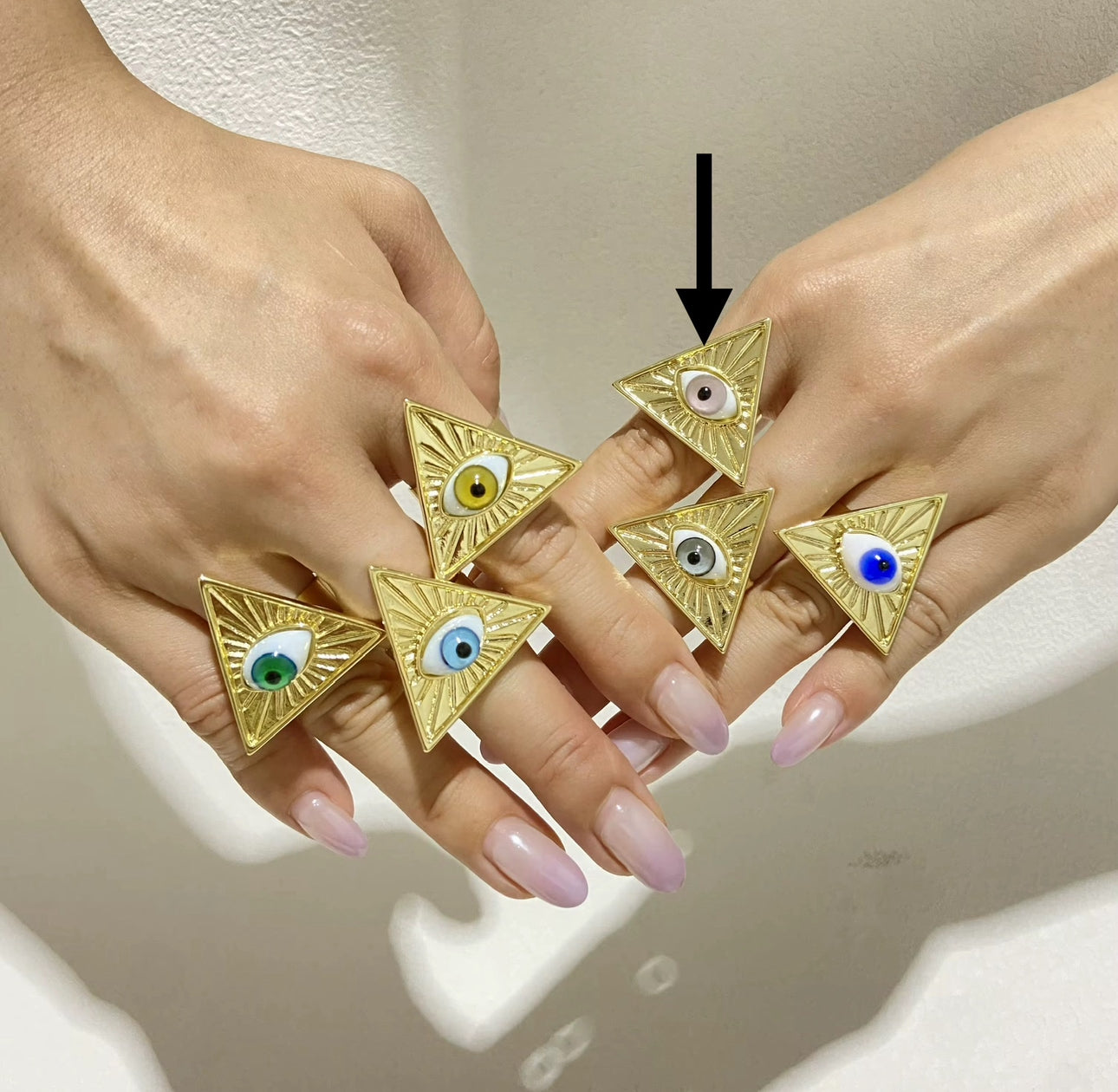 Anillo triángulo con ojo de cristal