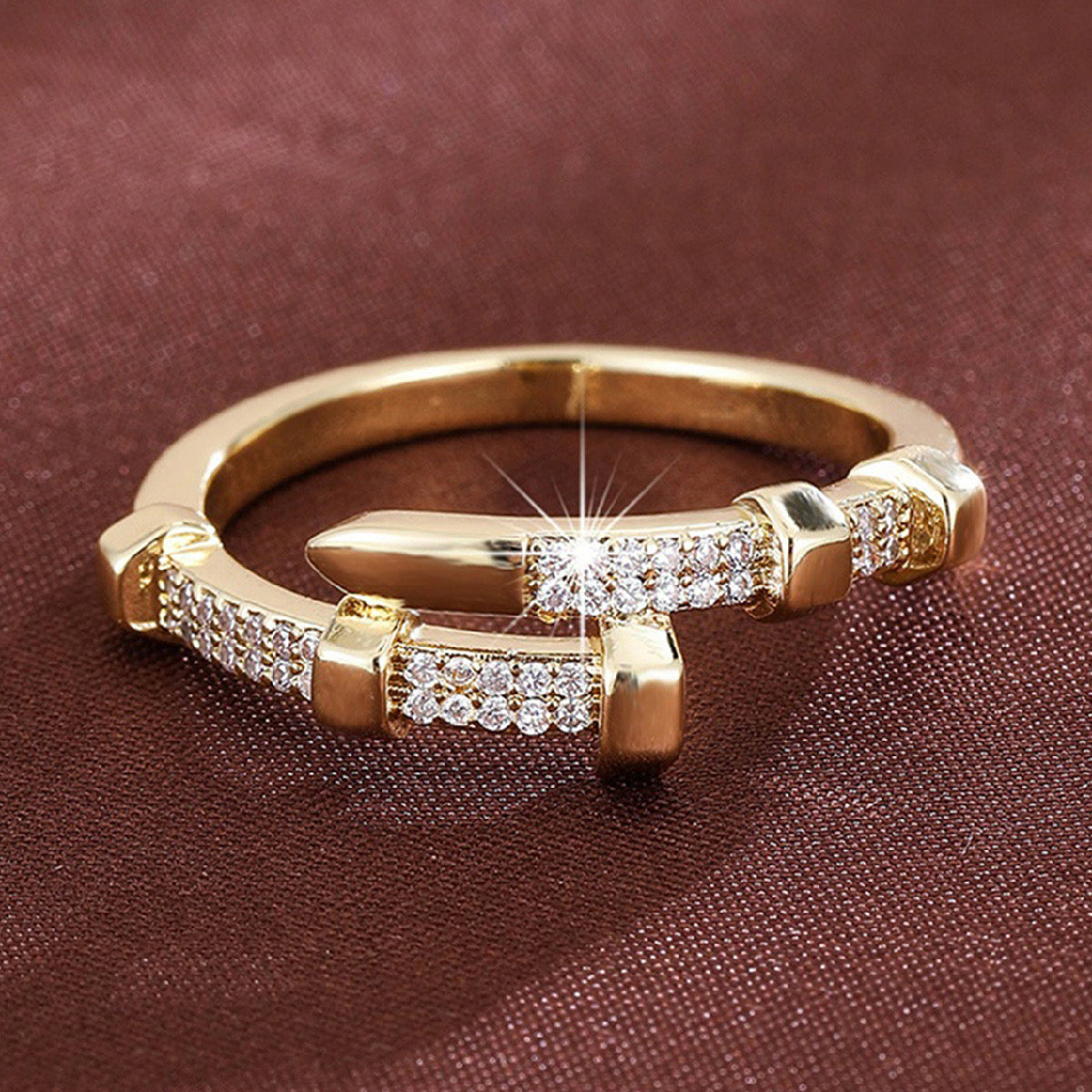 Anillo clavo con diamantes dorado