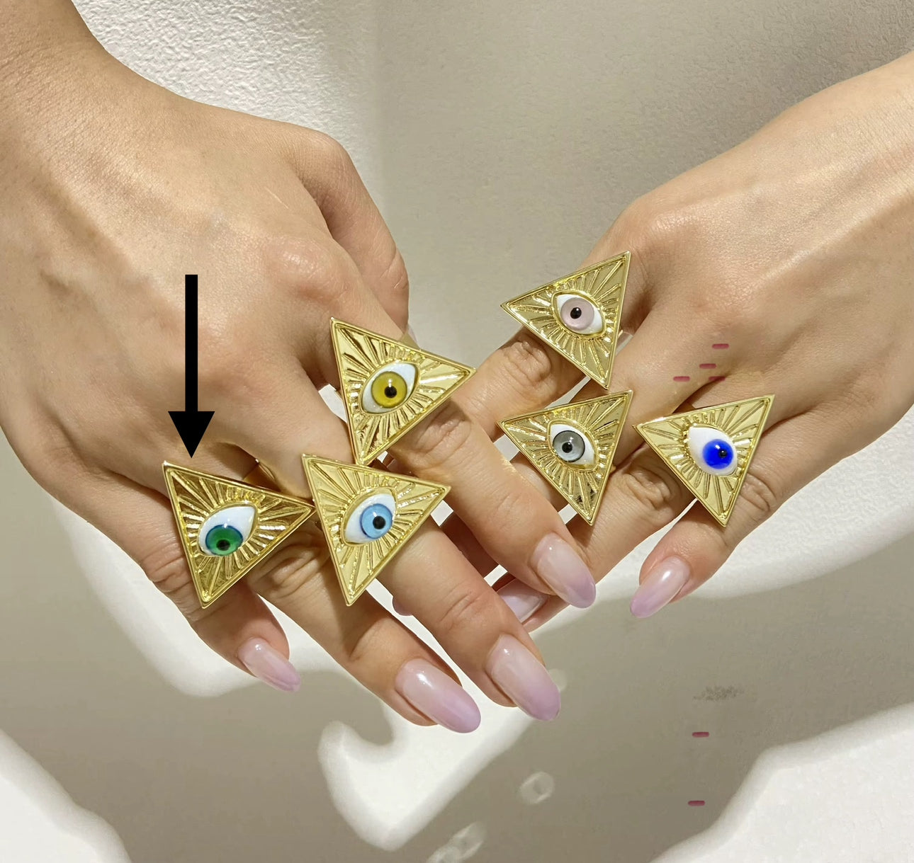 Anillo triángulo con ojo de cristal