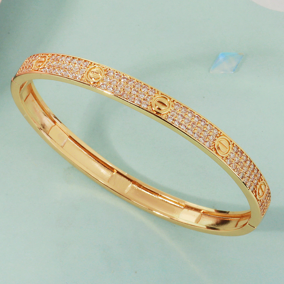 Pulsera tipo Cartier tupida de brillo