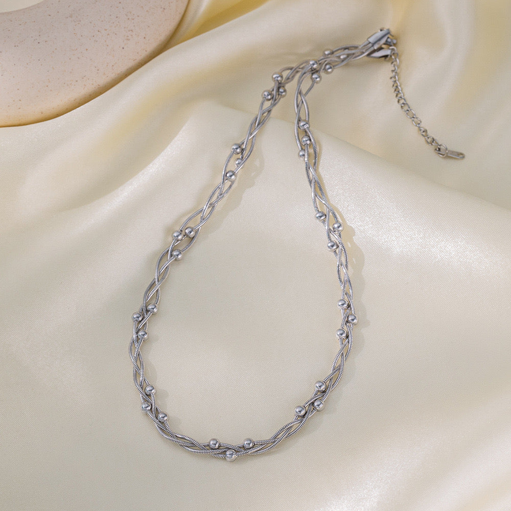 Collar trenzado de bolitas en plata