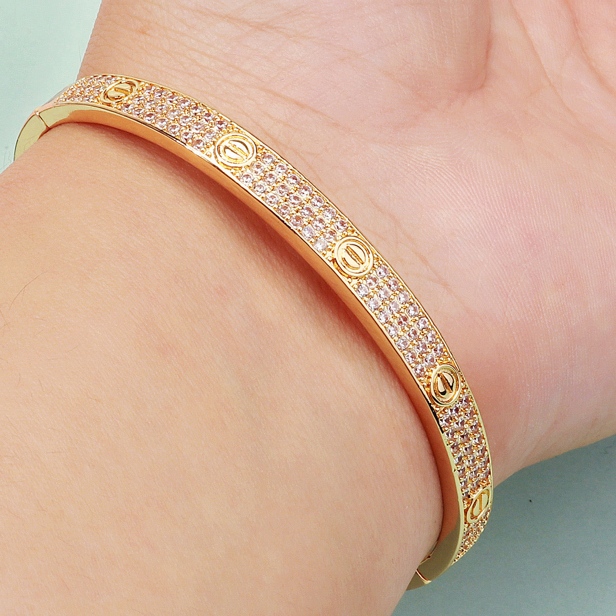 Pulsera tipo Cartier tupida de brillo