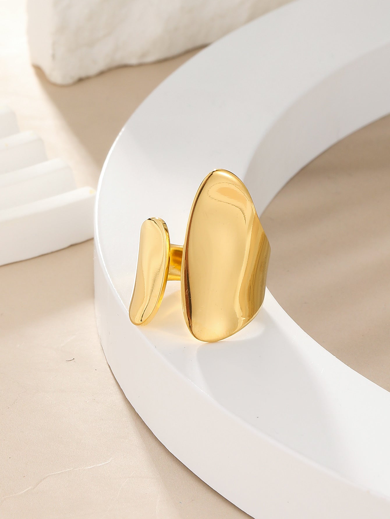 Anillo chuncky dorado alargado
