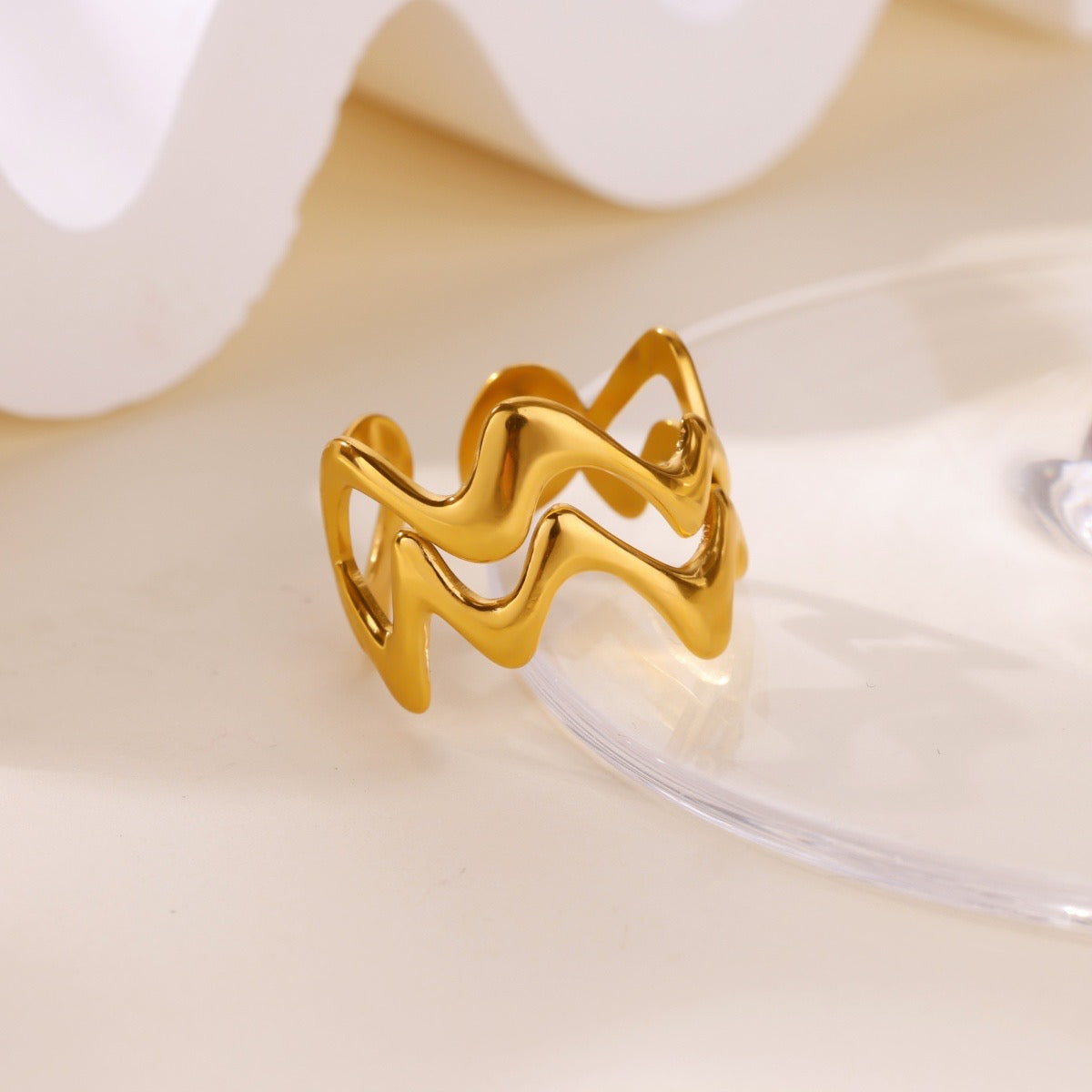 Anillo ondas en pico