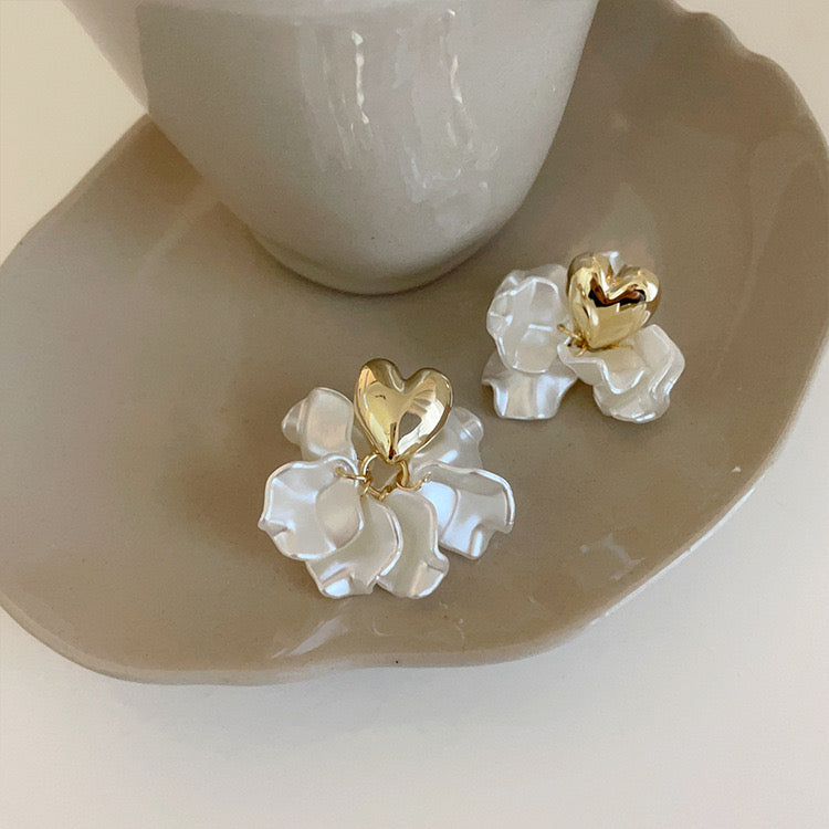Aretes pétalos con corazón dorado