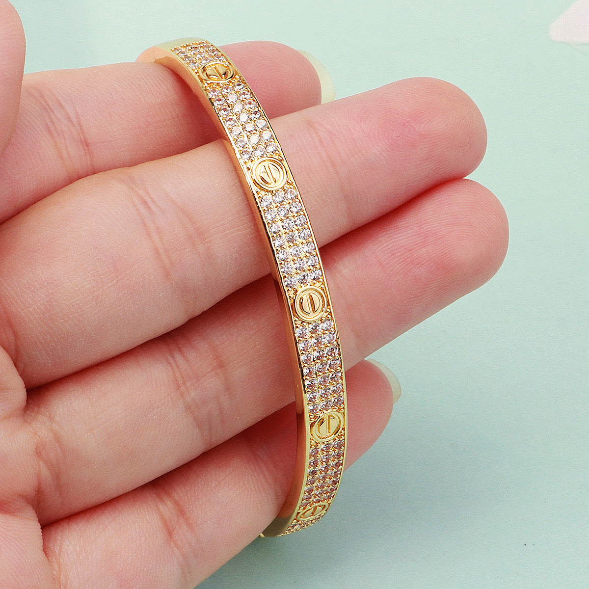 Pulsera tipo Cartier tupida de brillo