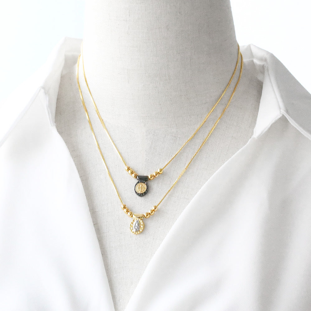 Collar bolitas religioso