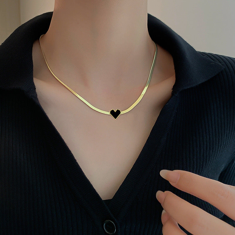 Collar planchado corazón negro