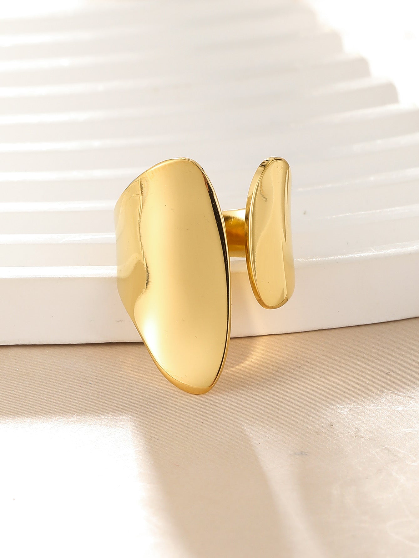 Anillo chuncky dorado alargado