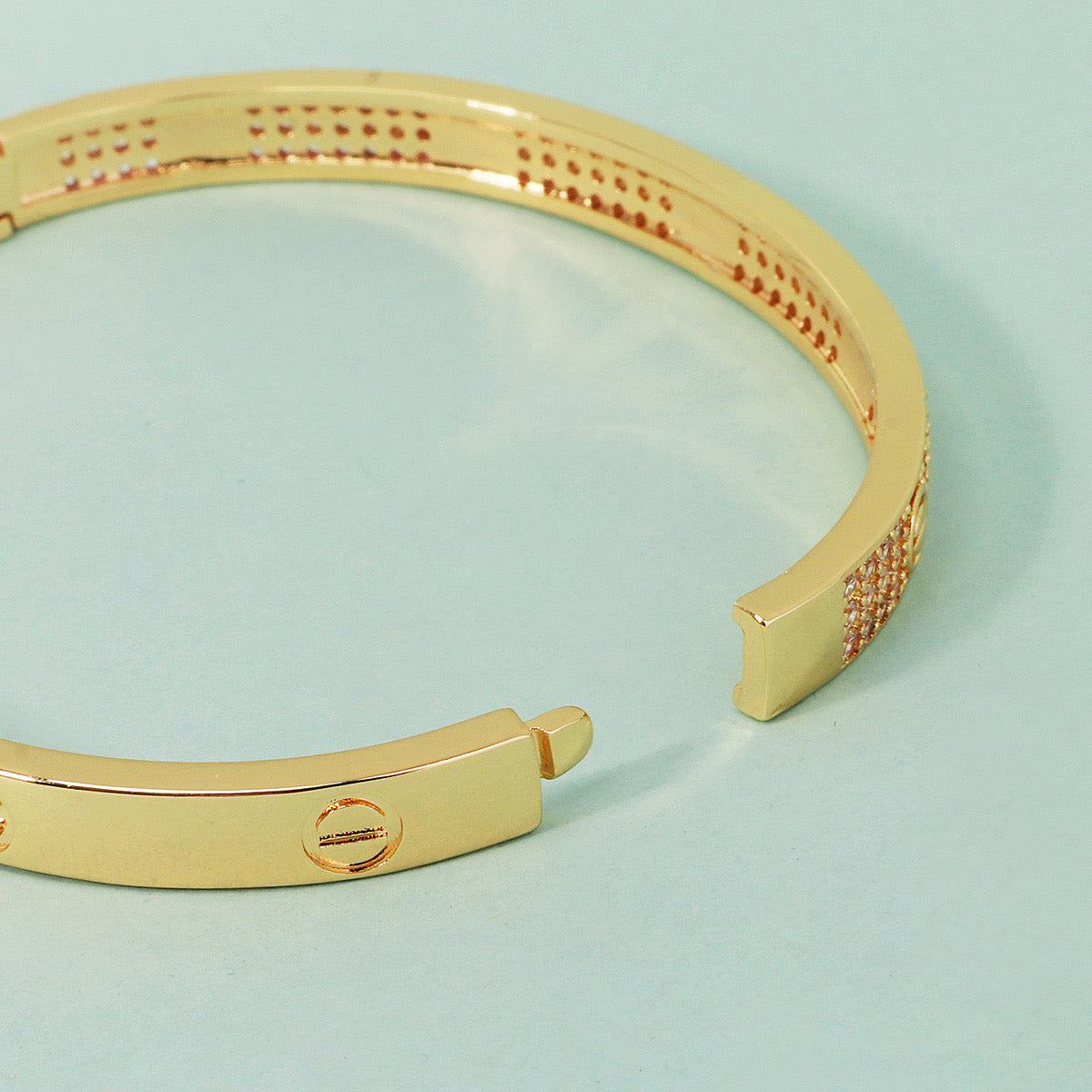 Pulsera tipo Cartier tupida de brillo