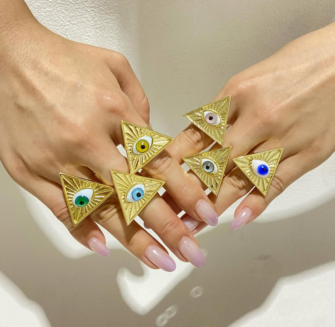 Anillo triángulo con ojo de cristal