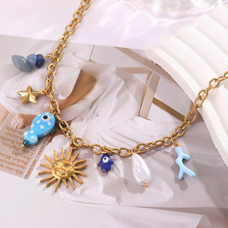 Collar de sol con pez azul