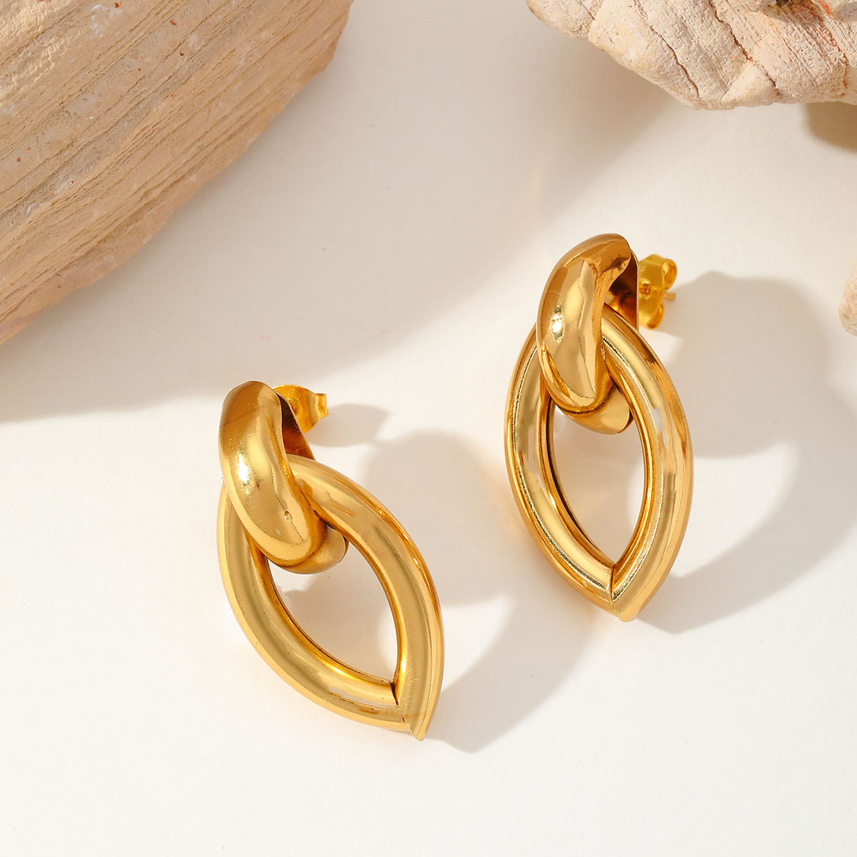 Aretes nudo irregular