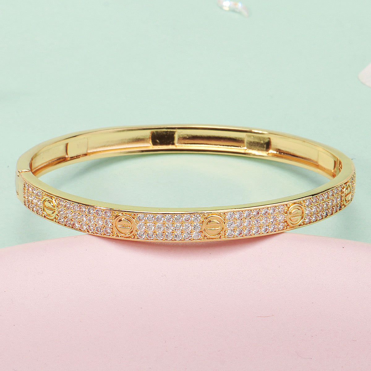 Pulsera tipo Cartier tupida de brillo