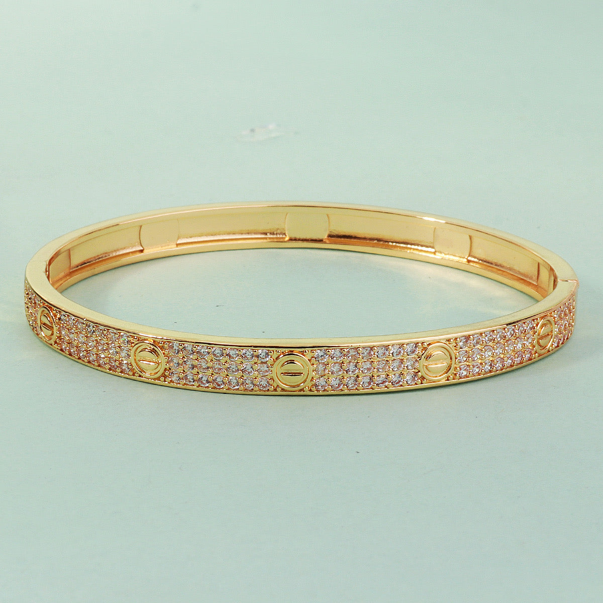 Pulsera tipo Cartier tupida de brillo