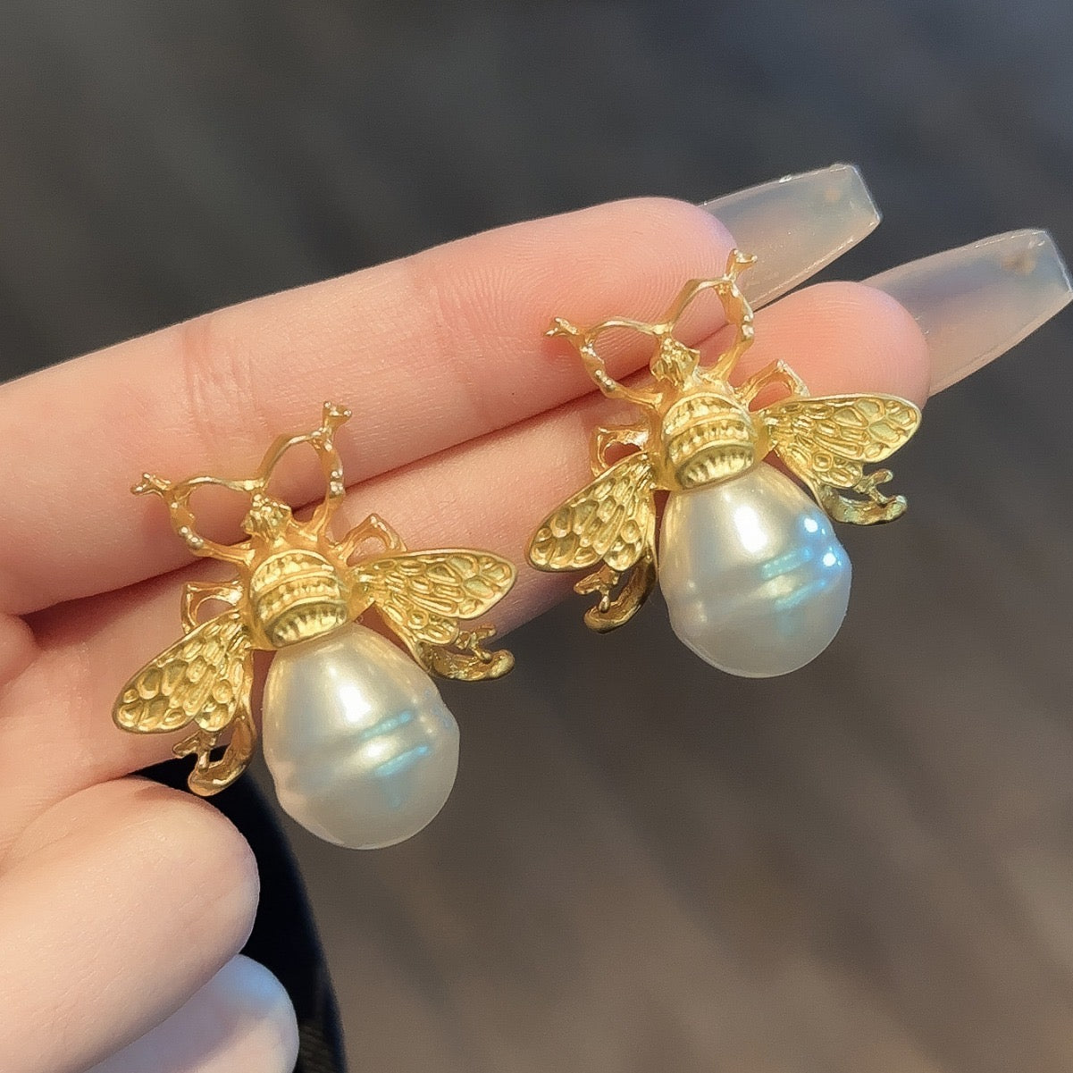 Aretes avispa perla