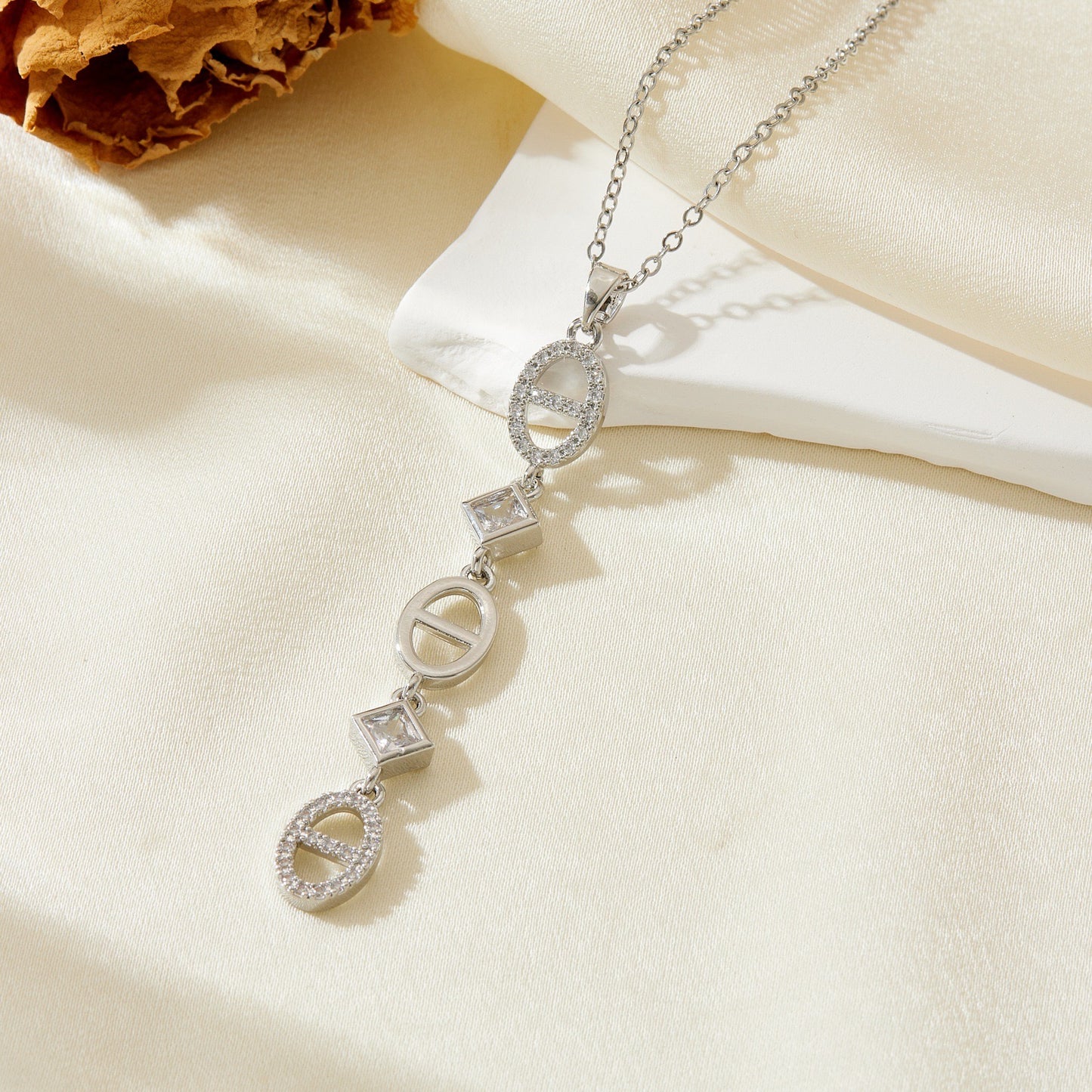 Collar corbatero brillante plata