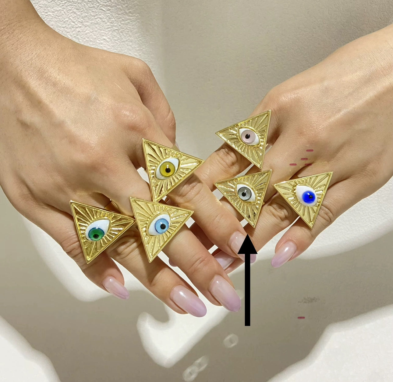 Anillo triángulo con ojo de cristal