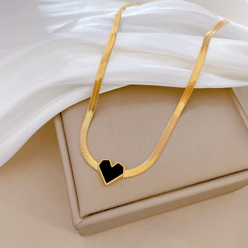 Collar planchado corazón negro
